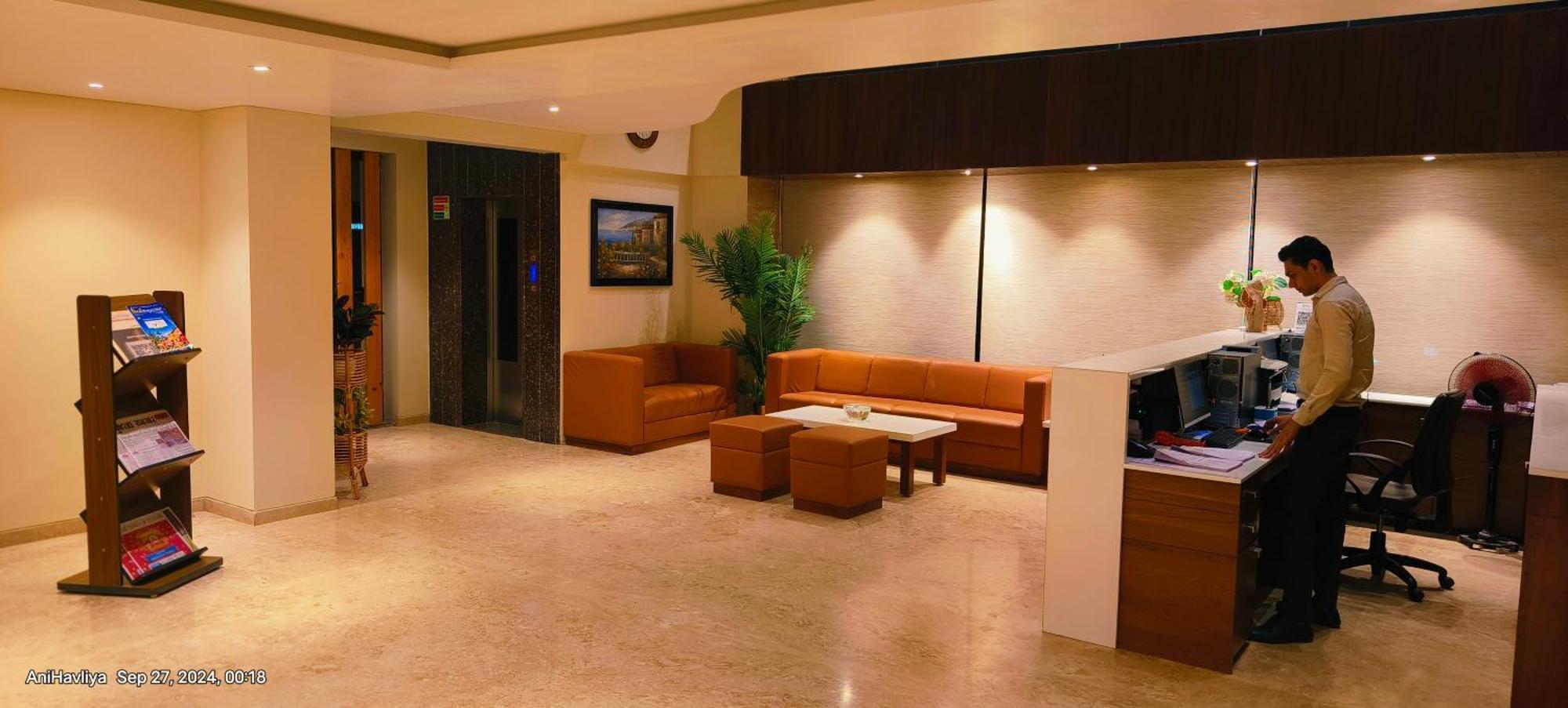 Hotel Virgo Sumeru ภาวนาการ์ ภายนอก รูปภาพ